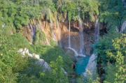 Die Plitvicer Seen verdanken ihren Namen dem Naturphänomen, das die Seen schuf – eine rund acht Kilometer lange Wasserstraße aus 16 kleineren Seen, die durch Wasserfälle kaskadenförmig miteinander verbunden sind.