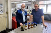 Rauchiger Geschmack trotz Raucharoma-Verbot? ProFagus Geschäftsführer Frank Höfer (l.) zeigt dem Vorkoster Björn Freitag (r.), wie es geht.