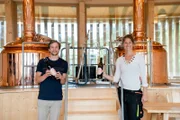 Tobi mit Brauerin Victoria und dem selbstgebrauten, alkoholfreien Checker-Bier.