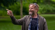 Nachbar Erik (Peter Gantzler) steht auf Emils Mutter.