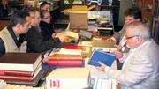 Mauro lässt die Briefmarken von Experten schätzen.