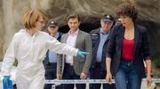 Pathologin Brigita Stevic (Sarah Bauerett, vorne li.) zeigt Stascha Novak (Jasmin Gerat, re.) und Emil Perica (Lenn Kudrjawizki, Mitte) den Tatort. Pathologin Brigita Stevic (Sarah Bauerett, vorne li.) zeigt Stascha Novak (Jasmin Gerat, re.) und Emil Perica (Lenn Kudrjawizki, Mitte) den Tatort.