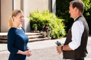 Vera (Sybille Waury) schämt sich, als sie erkennt, dass Gregor (Holger Matthias Wilhelm) wegen ihrer Lüge enttäuscht ist.