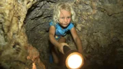 Merla und Leo wollen eine Höhle tief im Dschungel erforschen.