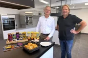 Wie Grillsoße hergestellt wird erfährt Björn Freitag (r.) bei Homann unter anderem von Produktentwickler Franz-Josef Benkhoff (l.).