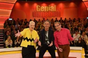 Comedy-Queen Hella von Sinnen (l.) errät zusammen mit Comedian Wigald Boning (r.) in "Genial daneben" ganz besondere Fragen der Zuschauer - gestellt von Hugo Egon Balder (M.) ...