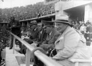 Adolf Hitler auf der Ehrentribüne des Berliner Olympiastadions während der Olympischen Spiele 1936
