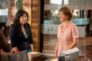 "Drop Dead Diva", "Was wäre gewesen?." Ausgerechnet an dem Abend, an dem Jane ein Date mit Tony hat, steht plötzlich ihre Mutter vor der Tür. So wird ein Abendessen zu Dritt daraus. Zu Janes Überraschung verstehen sich alle blendend. Vor Gericht muss Jane die 40-jährige Lisa vertreten, die bei ihrer Geburt mit einem anderen Baby vertauscht worden ist. Anders als ihre Ziehtochter zeigt Lisas nicht leibliche Mutter jedoch keinerlei Interesse, die Angelegenheit weiterzuverfolgen.Im Bild (v.li.): Margaret Cho (Teri Lee), Nia Vardalos (Lisa Shane).
