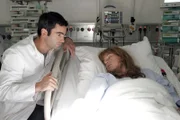Kann Davids (Mathis Künzler, l.) Besuch an Lisas (Alexandra Neldel, r.) Krankenbett etwas ausrichten? (Dieses Foto von Alexandra Neldel darf nur in Zusammenhang mit der Berichterstattung über die Serie "Verliebt in Berlin" veröffentlicht und verbreitet werden.)
