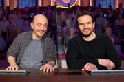 Rateteam-Kapitän Bernhard Hoëcker (l.) und der Fernsehkoch Steffen Henssler (r.) bilden ein Rateteam.