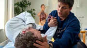 Emil (Alex Høgh Andersen, re.) muss beim Besuch in der Praxis Dr. Kjærgaard (Søren Sætter-Lassen, li.) erste Hilfe leisten.