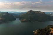 Ikonisch erhebt sich im drittgrößten Stausee Bulgariens das Plateau Yumruk skala als Wahrzeichen des Gebiets.
