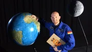 Alexander Gerst (Foto) moderiert zwei Maus Sondersendungen. Für Sonne, Mond und Erde ließ der WDR Modelle bauen - die "Sonne" misst acht Meter Durchmesser.