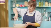Maya rührt den Teig für das Topfbrot.