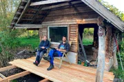 Ein altes Haus zu retten – für viele ein Traum, aber auch ein Wagnis. Die Fenster vernagelt, das Dach löchrig, der Garten verwildert. Und dennoch: Es gibt Menschen, die anpacken und längst verfallene Gemäuer mit viel Mut, Zeit und Geld wieder herrichten – u.a. eine Ruine im Oderbruch oder ein Schloss in Polen. - Svea Weiss und Rainer Schmitt auf ihrer neugebauten Terrasse in Greiffenberg.