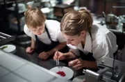 Sarah Hallmann, Sterneköchin in Berlin. Arbeitet mit einem reinen Frauenteam. Sarah Hallmann, Sterneköchin in Berlin. Arbeitet mit einem reinen Frauenteam.