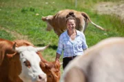 Stephanie Fröhlich fühlt sich zwischen ihren Rindern sehr wohl.