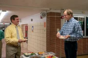 Joel (Jeff Hiller, r.)