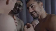 Von links: Moritz (Lorenz Hochhuth), Daniel (Aviran Edri) und Ron (Alexandre Karim Howard) feiern im Club und konsumieren Drogen.