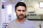 Paco (Milos Vukovic) erkennt panisch, dass Britta mit Volldampf auf einen schnellen Trainerschein zuarbeitet.