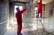 Ein altes Haus zu retten – für viele ein Traum, aber auch ein Wagnis. Die Fenster vernagelt, das Dach löchrig, der Garten verwildert. Und dennoch: Es gibt Menschen, die anpacken und längst verfallene Gemäuer mit viel Mut, Zeit und Geld wieder herrichten – u.a. eine Ruine im Oderbruch oder ein Schloss in Polen. - Beseitigung von Brandschäden im Gutshaus Friedenfelde.