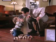 Monk (Tony Shalhoub, r.) hat das 22 Monate alte Waisenkind Tommy (Preston/Trevor Shores) bei sich zu Hause aufgenommen, nachdem das Jugendamt ihn aus seiner Pflegefamilie, die scheinbar überfordert ist, weggenommen hat.