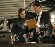 Dr. Brennan (Emily Deschanel, l.); Booth (David Boreanaz, r.)