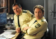 Fred Müller (Johann Schuler, l.) und Hans Kneidel (Winfried Frey, r.) telefonieren im Fall "Enkeltrick" ältere Frauen durch, um weitere Zeugen zu finden. Weiteres Bildmaterial finden Sie unter www.br-foto.de.