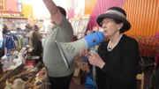 Flohmarkt: v.li. Verena Blöck und Heide Simonis