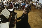 Oma Drombusch (Grete Wurm), ehemals Klavierlehrerin, gibt einen Konzertabend, der Folgen haben wird.
