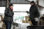 Monika kann nicht glauben, dass Stadlbauer sein Hilfsangebot ernst meint. Von links: Monika Vogl (Christine Reimer) und Benedikt Stadlbauer (Andreas Geiss).