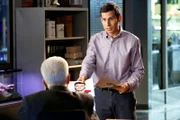 Henry Andrews (Jon Wellner, r.) hat einige Tests durchgeführt und hat für D.B. Russell (Ted Danson) neue Informationen zu dem Opfer.