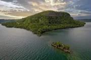 Insel am Nordufer des Oberen Sees im Sommer