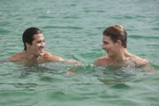 (Alex Cubis) sind im Meer bei Mako um die Wette geschwommen. Evies Vater Doug plant dort demnächst Tauchtouren für Touristen