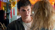 Carla (Roberta Hilarius Reichhardt, re.) gesteht Emil (Alex Høgh Andersen, li.), dass sie ihn verklagen wird.