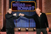 Treten bei "Wer weiß denn sowas?" als Kandidaten gegeneinander an: Der Kriminalbiologe Mark Benecke (l.) und der Arzt, Autor und Schauspieler Joe Bausch (2.v.r.).