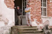 Ein altes Haus zu retten – für viele ein Traum, aber auch ein Wagnis. Die Fenster vernagelt, das Dach löchrig, der Garten verwildert. Und dennoch: Es gibt Menschen, die anpacken und längst verfallene Gemäuer mit viel Mut, Zeit und Geld wieder herrichten – u.a. eine Ruine im Oderbruch oder ein Schloss in Polen. - Arkadiusz Gutka und Paweł Kosicki vor dem Schloss Biecz.