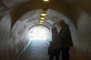 Simon hat Holly (Flora Ofelia Hofmann Lindahl) auf ihrem Nachhauseweg abgefangen. Lars (Bjarne Henriksen, re.) kommt gerade noch rechtzeitig und kann einschreiten.