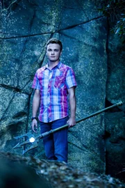 Cam (Dominic Deutscher) mit dem Dreizack.