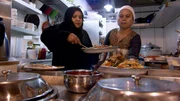 Ghanima al Freh betreibt in Kuwait Stadt ein Restaurant, in dem ausschließlich Frauen arbeiten. Ihre Spezialität: Maqluba, ein kuwaitisches Reisgericht.