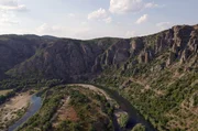 Der Fluss Arda ist etwa 300 Kilometer lang. Entlang des Ortes Madscharowo zieht er seine berühmten Flussschleifen.