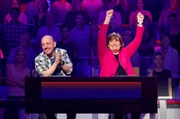 Rateteam-Kapitäne Bernhard Hoëcker (l.) und die Fernseh- und Radiomoderatorin Christine Westermann (r.) bilden ein Rateteam.