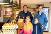 Frische Zutaten gibt es im Hofladen – Kochprofi Björn Freitag (l) zeigt Familie Freitag, worauf man beim Einkauf achten muss.