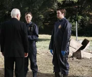 Dr. Brennan (Emily Deschanel, M.); Dr. Addy (Eric Millegan, r.)