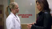 Detective Olivia Benson (Mariska Hargitay, r.) eilt ins Krankenhaus, um an Dr. Debbie Shields (A.J. Cook) Händen und Körper mögliche DNS-Spuren des Vergewaltigers zu sichern. Doch diese arbeitet als Chirurgin und ist bereits auf dem Weg in den Waschraum, um bei einer Operation zu assistieren.