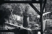 Der ungarische Rebell Ödön Körtek (Murathan Muslu) nimmt Sisi und Graf Andrássy gefangen.