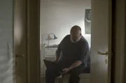 Jugendamtsmitarbeiter Lars (Bjarne Henriksen) sieht das Video, das Simon ins Netz gestellt hat und das zeigt, wie er dessen Sohn Theo gewaltsam von seiner Familie trennt.