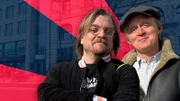 Der Bokelberg kommt zum Propheten! Oder zu unserem Host Pierre M. Krause. Unter dem Eindruck sowjetischer Kolossalstatuen sprechen sie über das wunderschöne Berlin, Trash-Show Erfahrungen und holländische Pornohefte. Veredelt wird dieser Mix in einem italienischen Großmarkt bei - Fritten und Bier?! Außerdem erfahren wir, in welchem italienischen Dorf die Menschen Kuheuter als Hüte tragen. Vorhang auf für die ultimative Nilz Bokelberg Erfahrung!