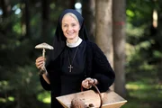 Schwester Agnes (Emanuela von Frankenberg) findet die entlaufene Kuh.