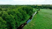 Die Warnow ist 155 Kilometer lang und für viele das perfekte Paddelrevier mit Natur pur und Wildwasserstrecke.; NDR Fernsehen DIE NORDSTORY - MENSCHEN AN DER WARNOW, am Freitag (13.09.24) um 20:15 Uhr. Die Warnow ist 155 Kilometer lang und für viele das perfekte Paddelrevier mit Natur pur und Wildwasserstrecke.